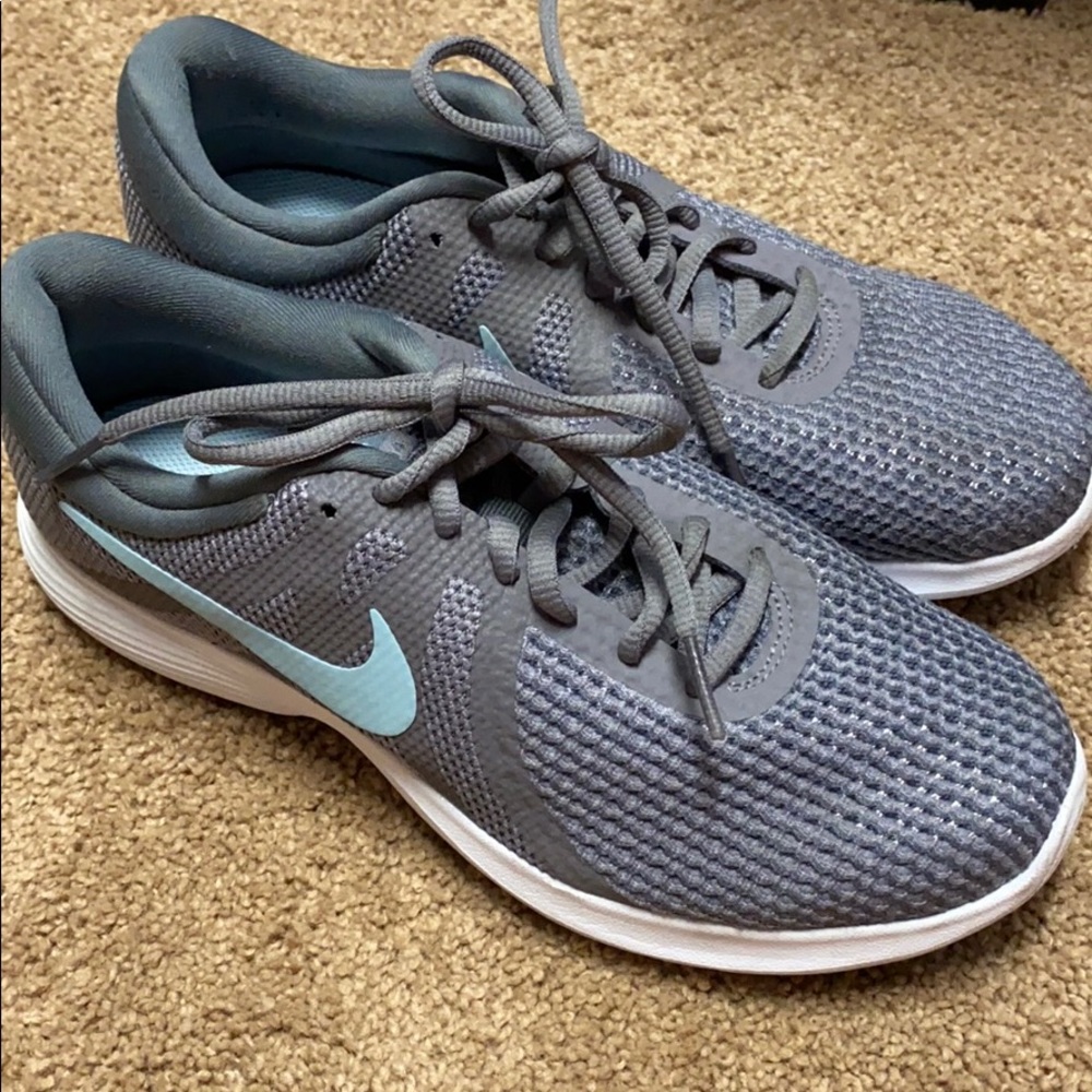 BRAND NEW NIKE REVOLUTION 4